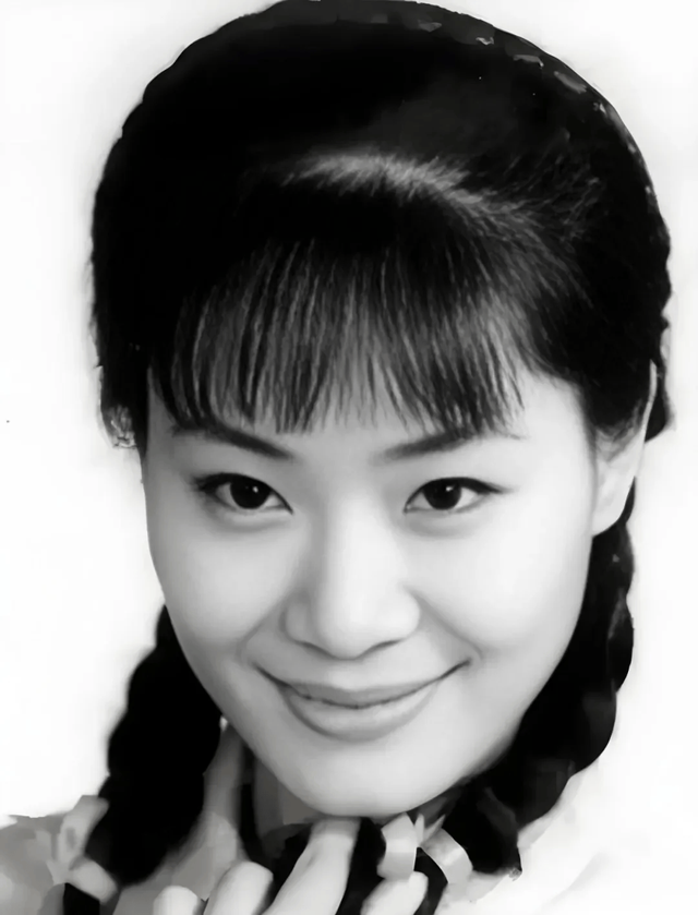 宋祖英近照不是因美人迟暮是她眼里没了曾经的甜与纯。