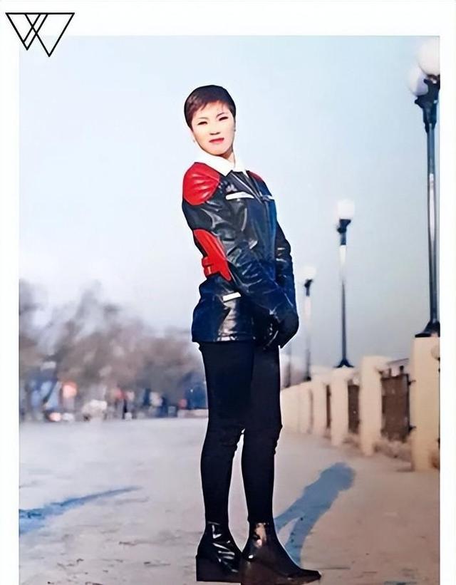 风流尼姑释智定：白天念经晚上醉生梦死，穿黑丝坐豪车，生活奢靡