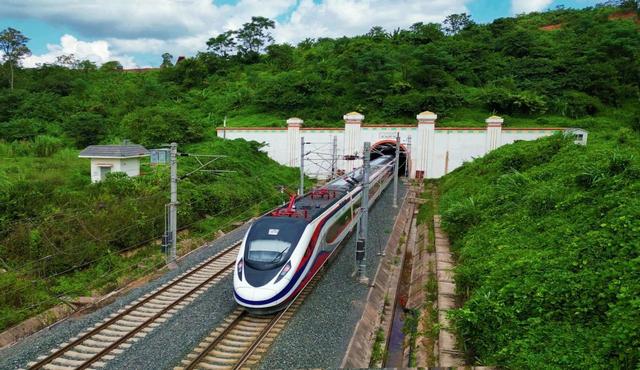 日本航母正式出港！高市早苗紧急表态后	，普京做了一个明智的决定