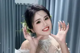 “45岁大叔”穿女装当婚纱模特，长相雌雄难辨，还能穿洛丽塔爬树图片