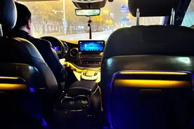 全网嘲讽的“坐弟弟车回家要付路费”事件，撕开亲情最残酷的真相图片