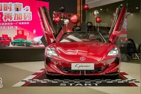 31.98万元起，软顶敞篷剪刀门跑车！实拍名爵Cyberster图片