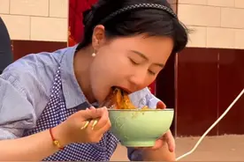 相宜回咸阳农村：下厨做面条，蹲院子吃油泼面，和爸妈一幕太心酸图片