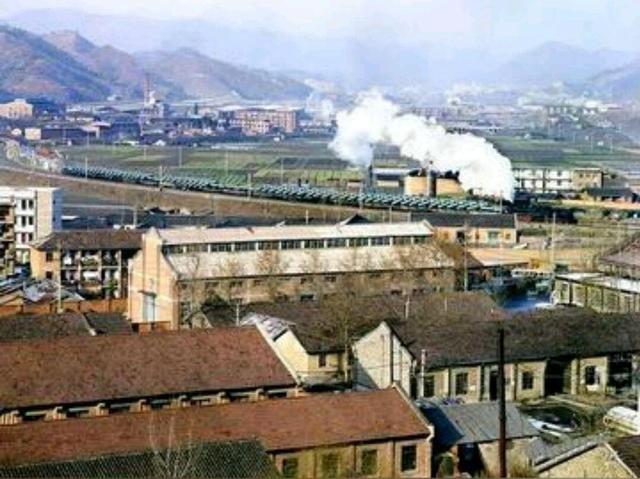 陕西著名的三线厂，鸟语花香无人居住，昔日辉煌谁还记得