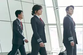 《变身机长》：拯救215人的韩国喜剧，曹政奭男扮女装还圈粉无数图片