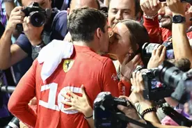 勒克莱尔夺冠后吻女友，F1新晋花魁！颜值身材俱佳，车王配美人图片