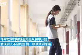 姜萍后续：酒厂老板慰问父亲，姜萍老师也很厉害，荣誉博士称赞！图片