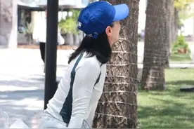 大象夜读｜63岁阿姨健身8年诠释“背影杀”，走红后遇烦恼图片