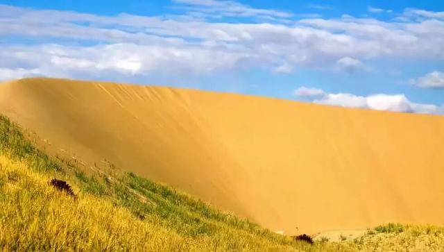 沙漠与湖泊相拥！西藏这片五彩沙丘美到犯规