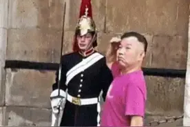 丢人现眼！老头游玩遭遇皇家卫兵呵斥，老头敬礼回应还自以为搞笑图片