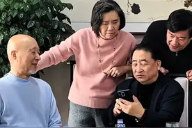 陈佩斯和姜昆、朱时茂聚餐，高档会所喝5块汽水，合影暴露了咖位图片