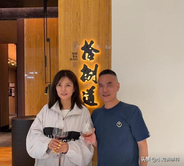 49岁赵薇脸颊凹陷沧桑得认不出！今低调和网友合影，再无往日明媚