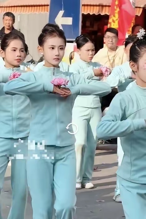 潮汕女孩一出场像从壁画走出来 古典美引爆网络