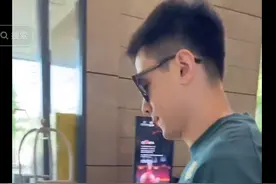 排面！王君瑞开路虎接赵继伟回家，继伟戴墨镜太帅了，车太脏被批图片