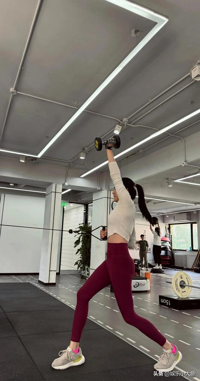 天呐！被姚晨的高难度瑜伽动作惊呆了！果然美丽背后是极致自律