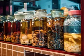 蛇酒变“蛇尸酒”！男子挖出30年蛇酒，喝下去后是福还是祸？图片