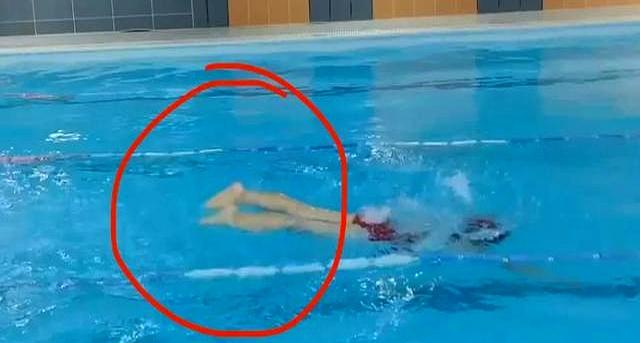用棍子练习伸肩转肩和身体的柔韧性以及高肘移臂，高肘抱水推水。
