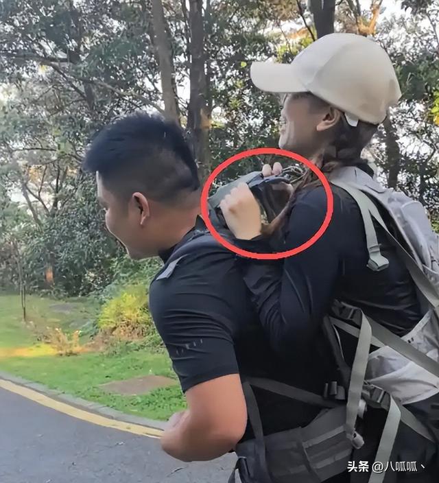 广东女子登山脚崴，被陌生小伙背40分钟下山，恶心的一幕出现了