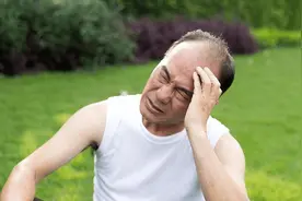 家中父母过了60岁，家中常备两种维生素，帮助预防脑梗突发图片