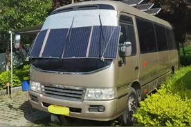 前后双床铺，牛人用中巴车打造露营车，奇特两座版考斯特改装房车图片