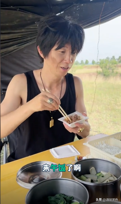 怪不得宋家腾能这么火，看看他妻子是谁就知道了，娶个贤妻旺三代