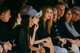 巴黎这一夜，座位暴露江湖地位，刘亦菲C位，周冬雨挤在角落图片