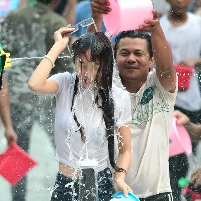 滚出中国！云南泼水节炸出一群“男流氓”，当众扒衣喷私处太龌龊