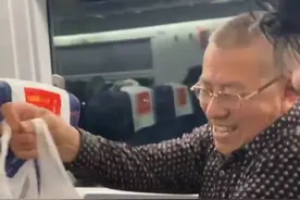 情侣高铁上被东北大叔疯狂投喂爆米花笑翻网友，当事人回应图片
