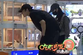 哈妮克孜携高大男子牵手购物，举止亲密超暧昧，共处三天疑已同居图片