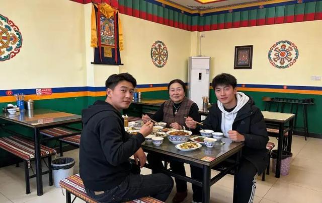 大伯儿子非要在高原上撒尿，我阻止无果，半小时后大伯一家人崩溃