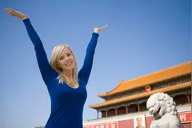 中国有多安全！老外上海街头丢钱包测试路人反应，各国网友齐点赞图片