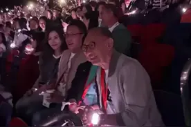 李嘉欣看谢霆锋演唱会！英皇老板作陪，惊鸿一瞥好美，何超琼也在图片