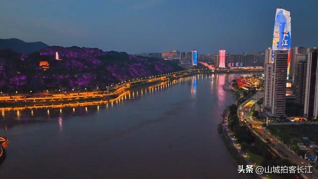 四川近期成为焦点的四线城市，坐拥12所高校，还堆着多处免费景点