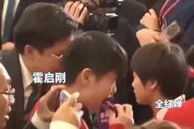 香港晚宴名场面：孙颖莎偷吃，菜品惹争议， 特首夫人也“追星”！图片