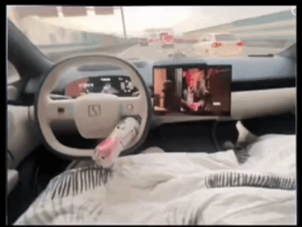 炸裂！在高速路上开启自动驾驶功能，自己盖铺盖睡大觉，马路杀手图片