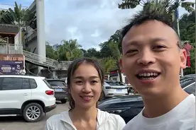 中国女婿出手阔绰，开国产车回老挝探亲，帮丈母娘家还清一亿负债图片