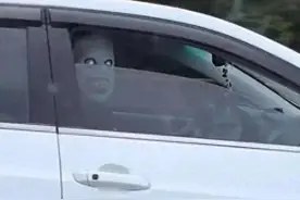 高速公路上戴恐怖面具吓人，恶搞不能逾越安全底线图片