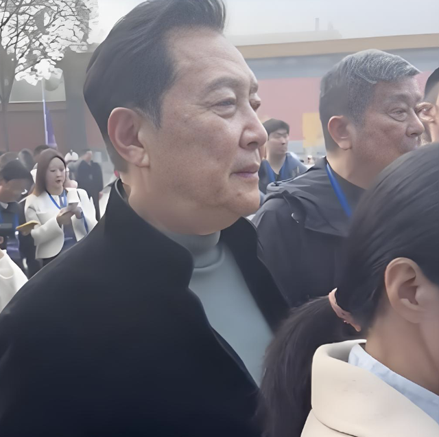 内娱这天，站位暴露江湖地位，唐国强张丰毅站一边，C位雷打不动