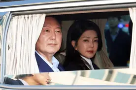 韩国硅胶脸夫人回私宅，被支持者心疼太瘦，细胳膊细腿如纸片人图片