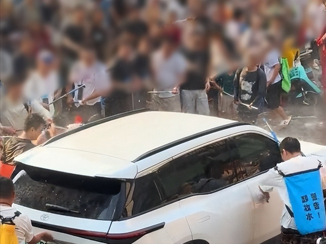 滚出中国！云南泼水节炸出一群“男流氓”，当众扒衣喷私处太龌龊