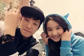 8岁定情，12岁官宣，18岁结婚，这段忘年恋，剧本都不敢这么演！图片