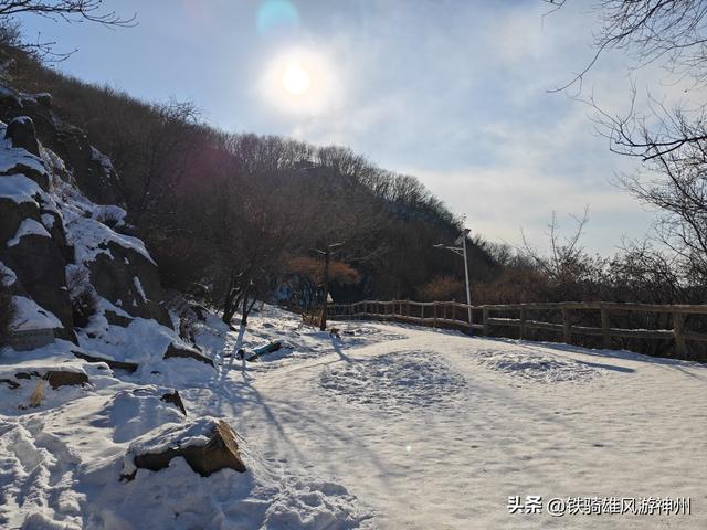 春节快到了，本溪动植物园开始在大门口塑冰雕了