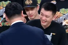 辽宁总冠军！姚明亲自颁奖，和杨鸣耳语聊天，低调站旁边不抢风头图片