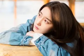 如何知道女人愿意被你拥抱？观察这些表现就对了！图片