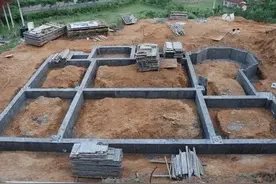 建房怕地面返潮，那就给地基做个防潮层，以绝后患图片