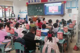 开学首日，椰城中小学“花式”迎接学生第一堂思政课，校长讲“哪吒”图片