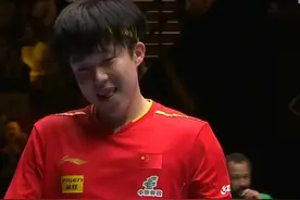 王楚钦出局蹲地苦笑不起，王皓安慰复盘， 雨果躺地庆祝与女友拥抱图片