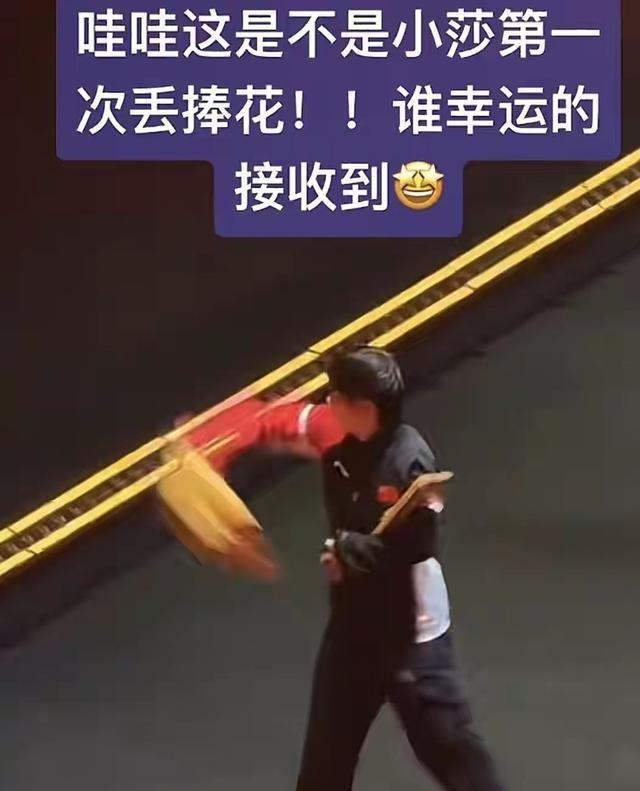 孙颖莎在颁奖仪式出洋相了 和曼昱抢着握手 没想到一个举动 球迷沸腾