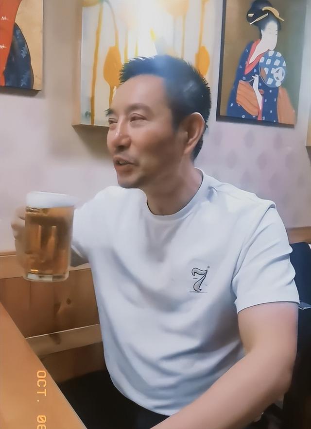 55岁姚刚现状：一生无妻无子，买千万豪宅一个人住，发福后更帅了