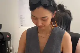 韩德君夫妇探店二嫂！咖啡钱争执不下，200 多斤不怕坐坏复古椅子图片